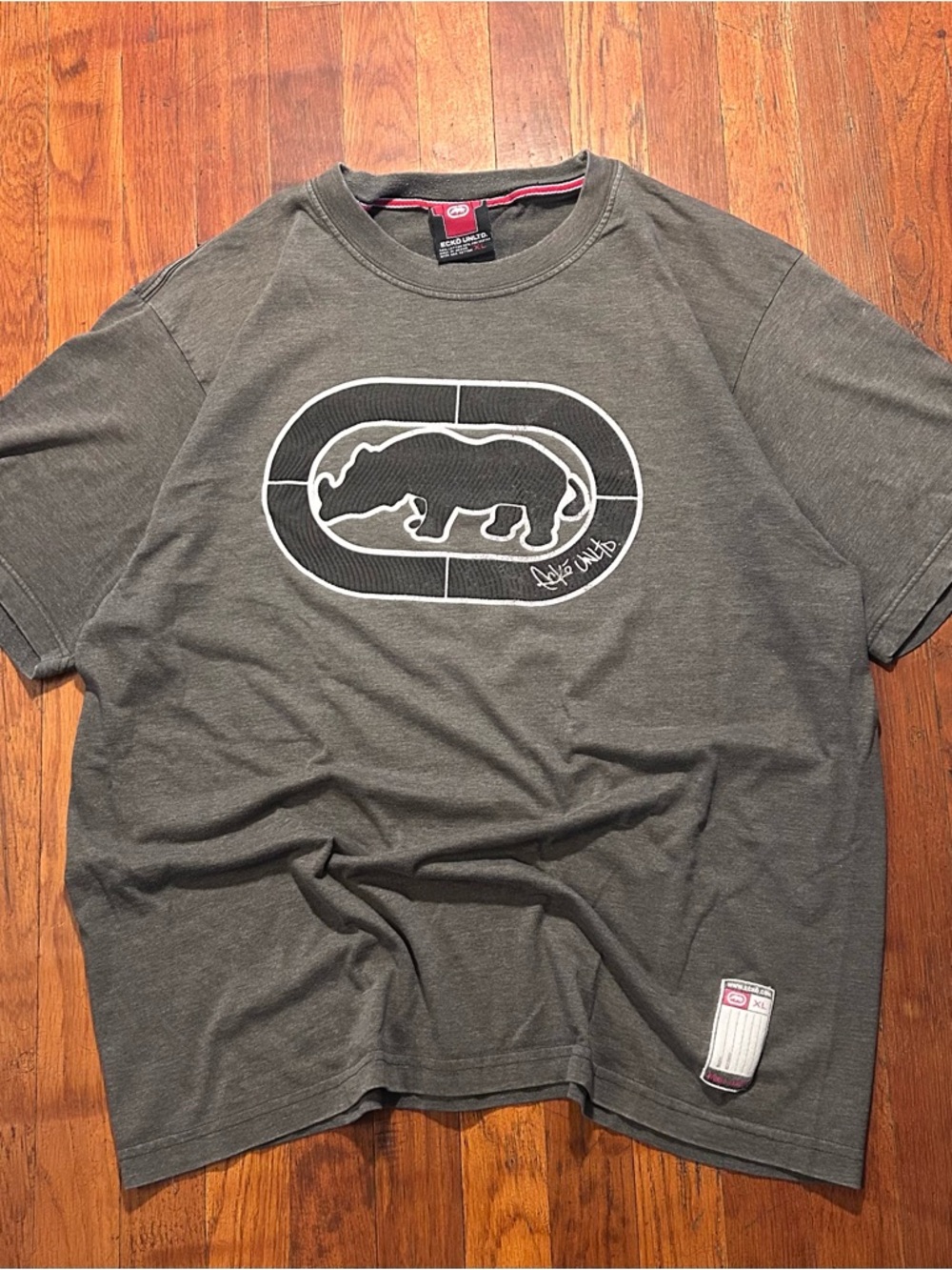 Vintage Y2K Eckō Unltd Streetwear Skater Puffy Print Rhino Graphic Gray T-shirt